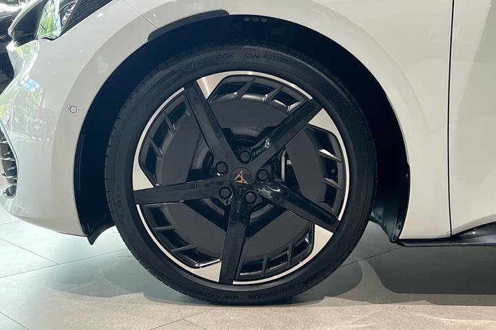 Hvid Cupra Born fra 2025