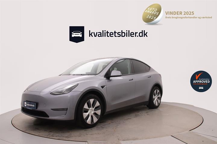 Sølv Tesla Model Y fra 2023