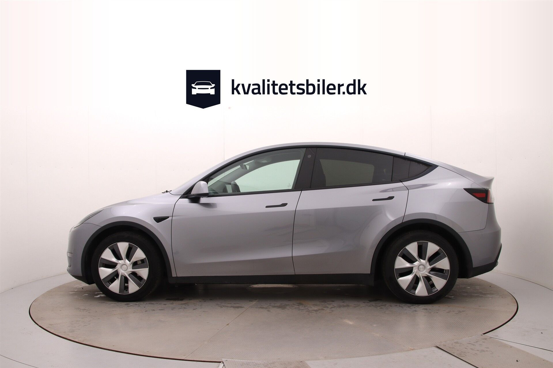 Sølv Tesla Model Y fra 2023