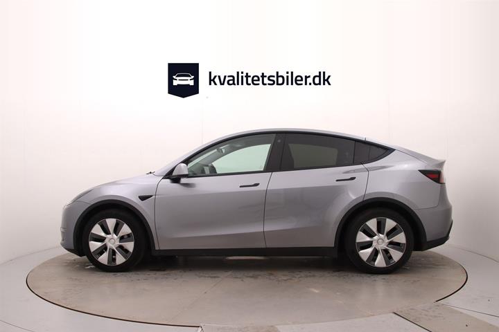 Sølv Tesla Model Y fra 2023