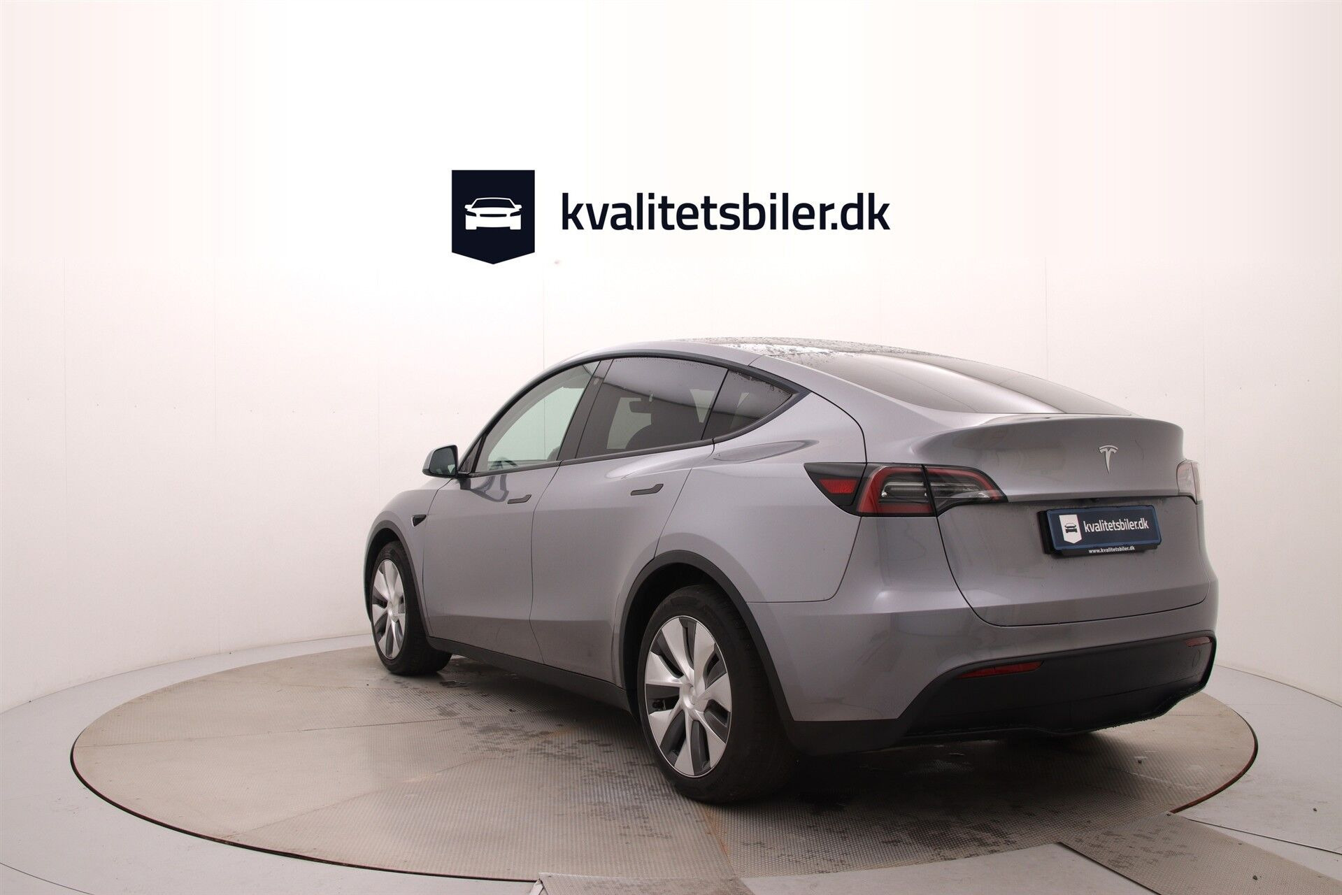 Sølv Tesla Model Y fra 2023