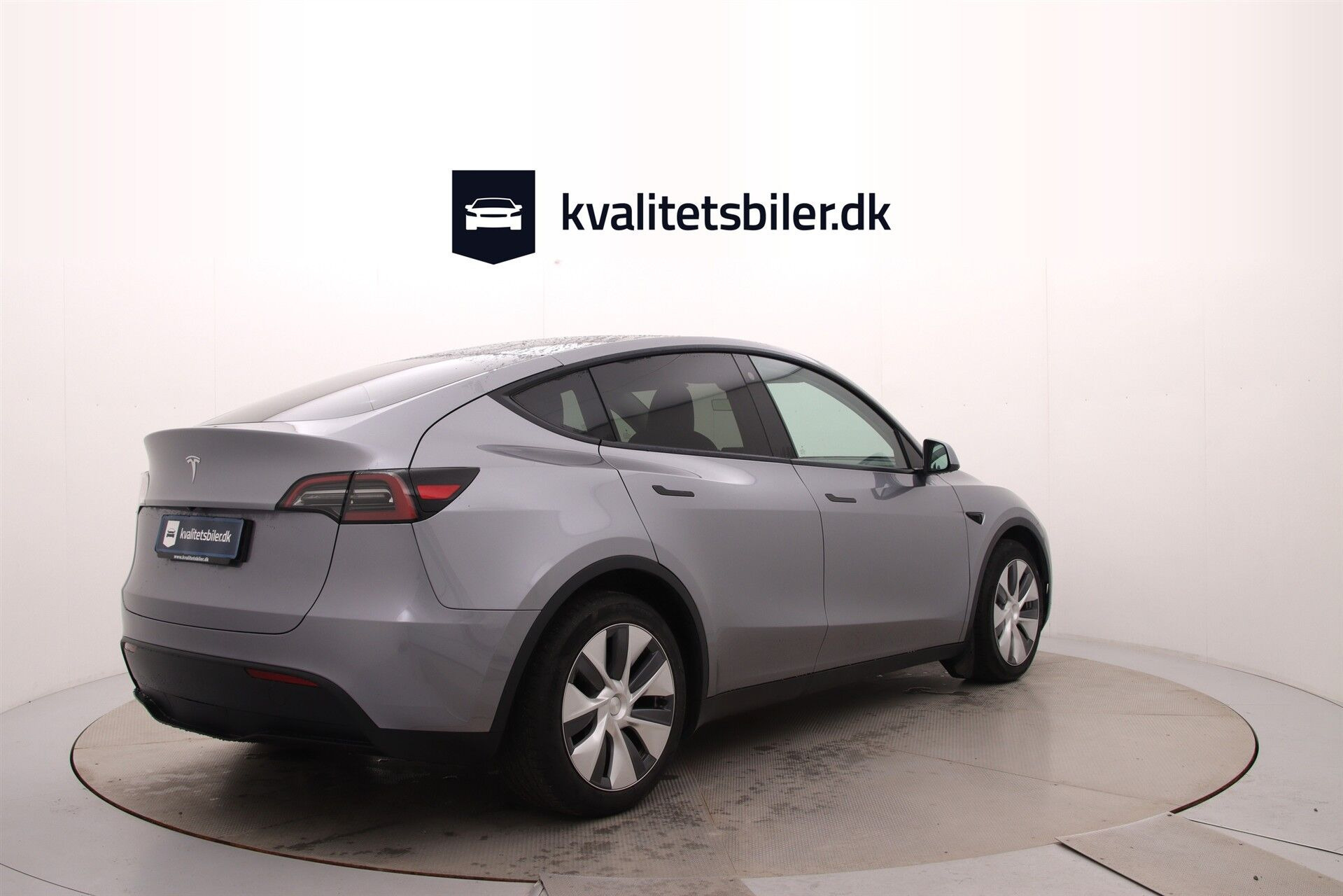 Sølv Tesla Model Y fra 2023