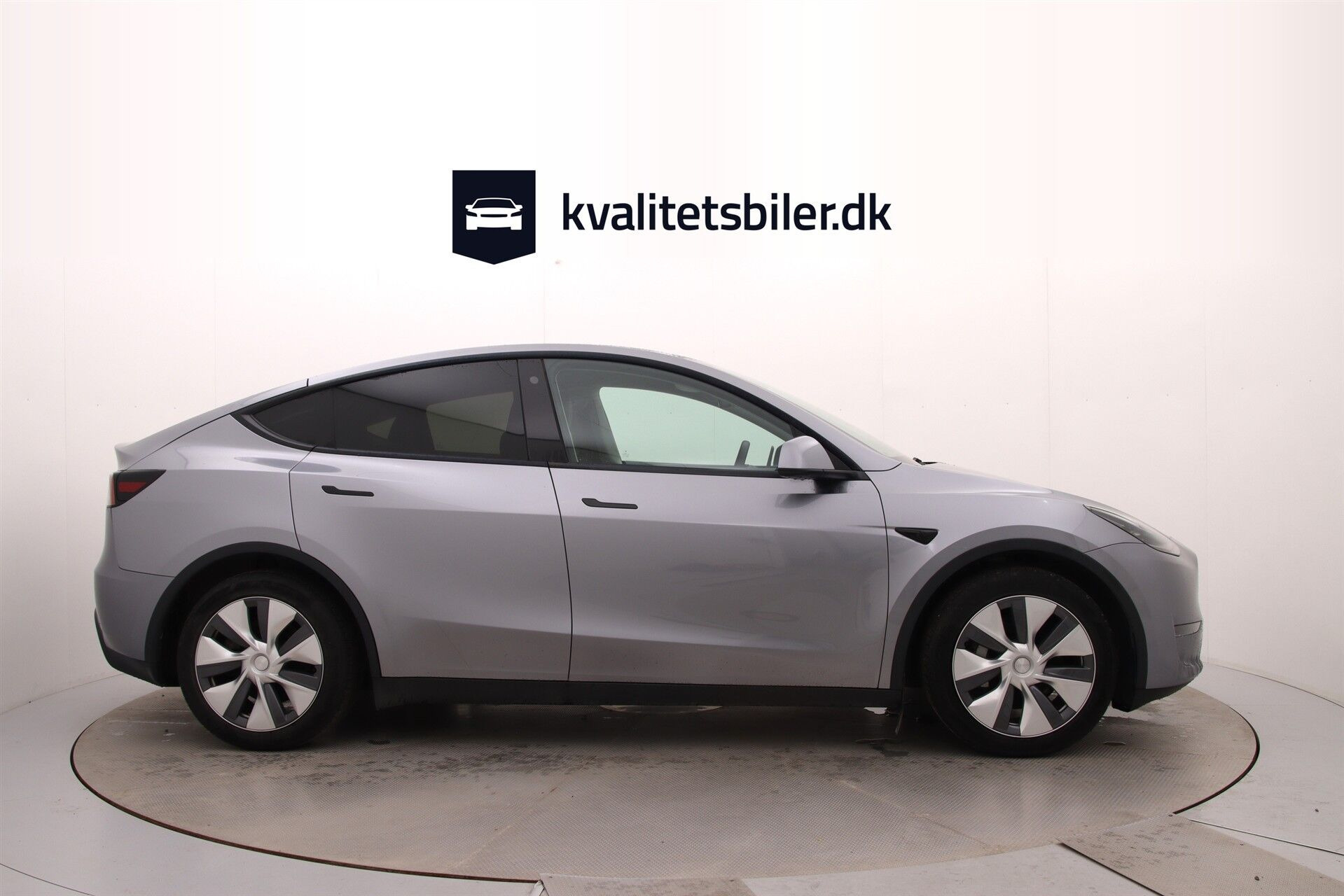 Sølv Tesla Model Y fra 2023
