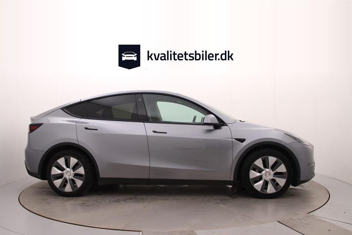 Sølv Tesla Model Y fra 2023