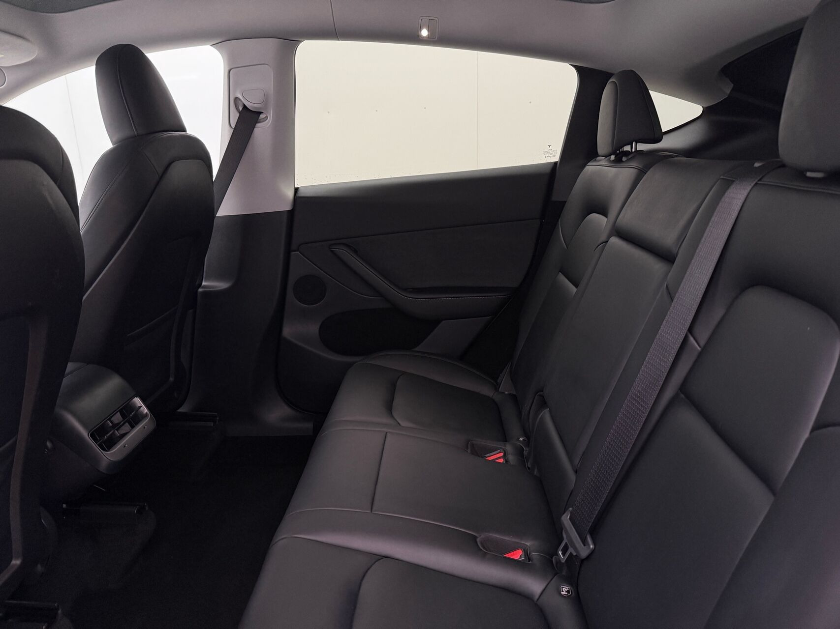 Sølv Tesla Model Y fra 2023