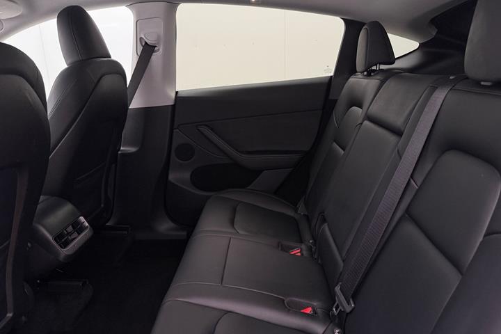 Sølv Tesla Model Y fra 2023