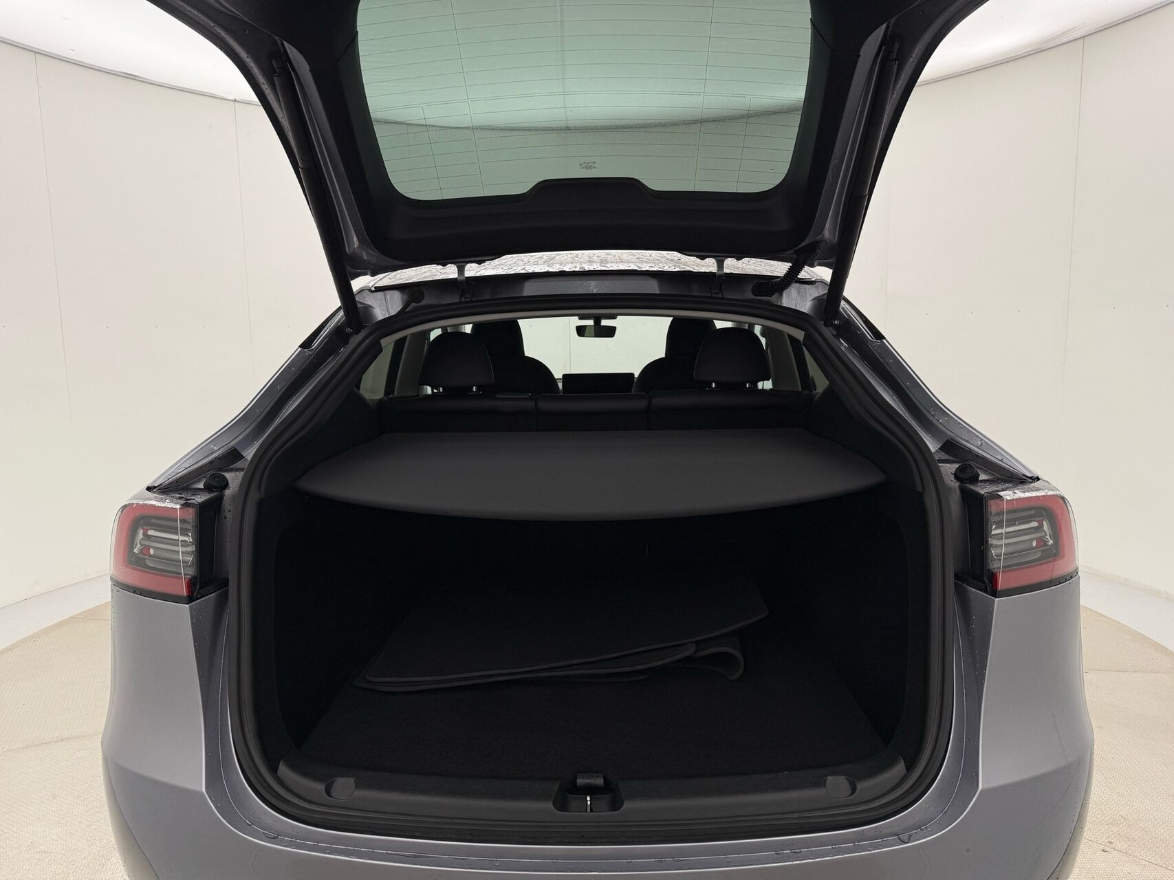 Sølv Tesla Model Y fra 2023