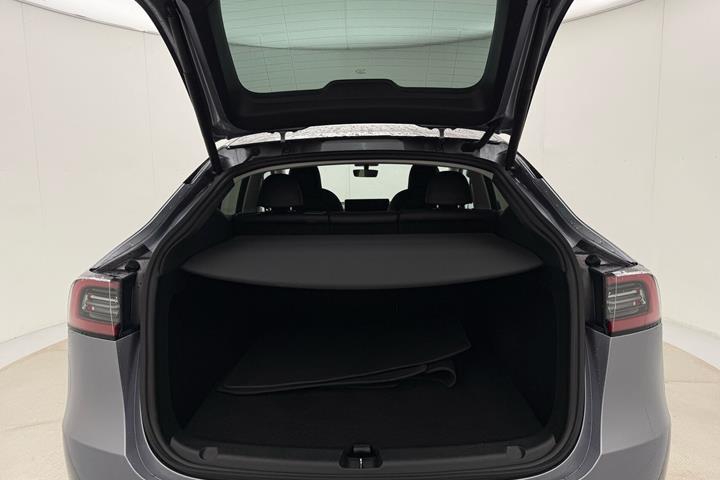 Sølv Tesla Model Y fra 2023