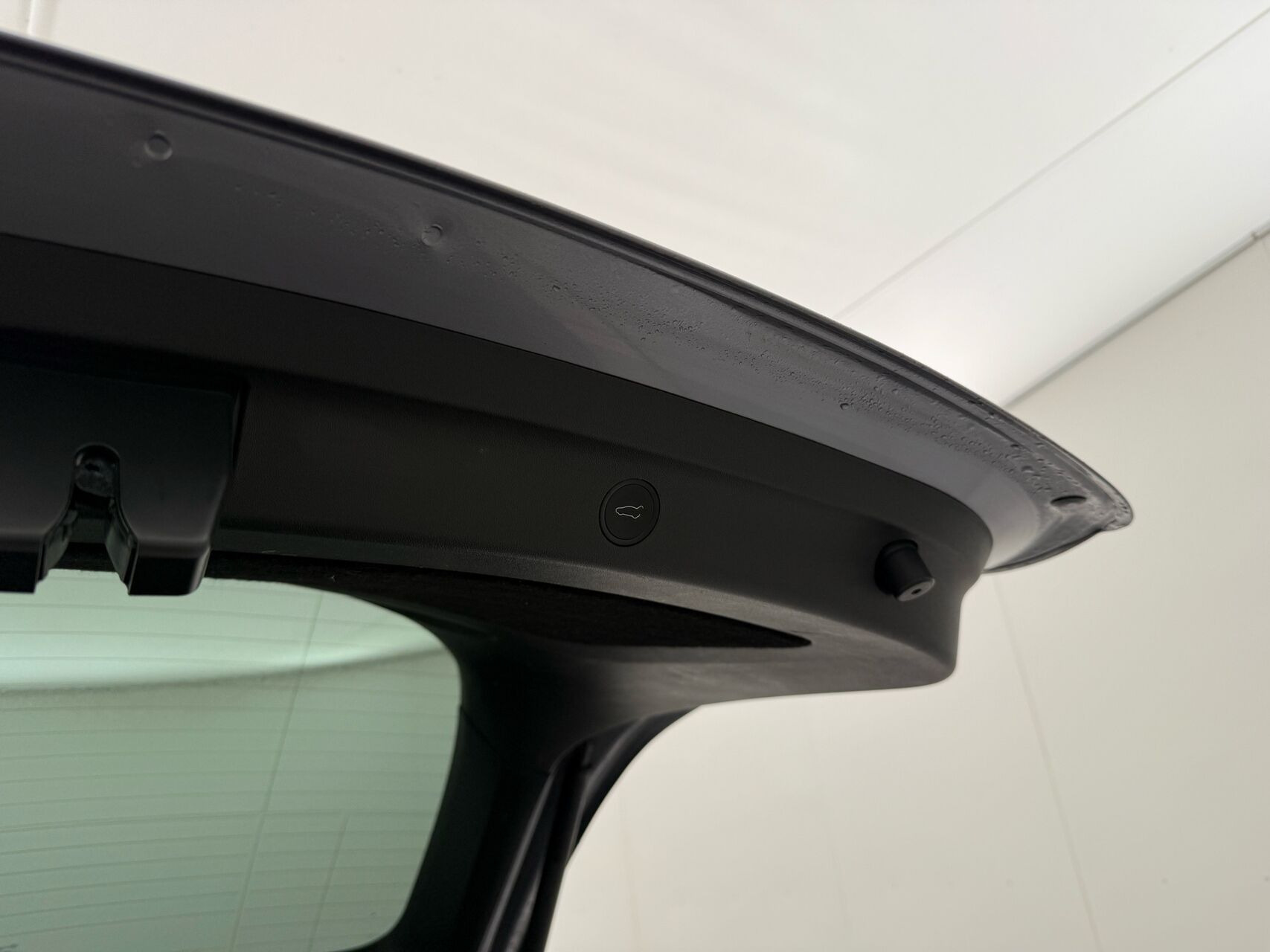 Sølv Tesla Model Y fra 2023