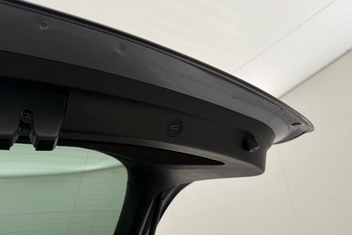 Sølv Tesla Model Y fra 2023