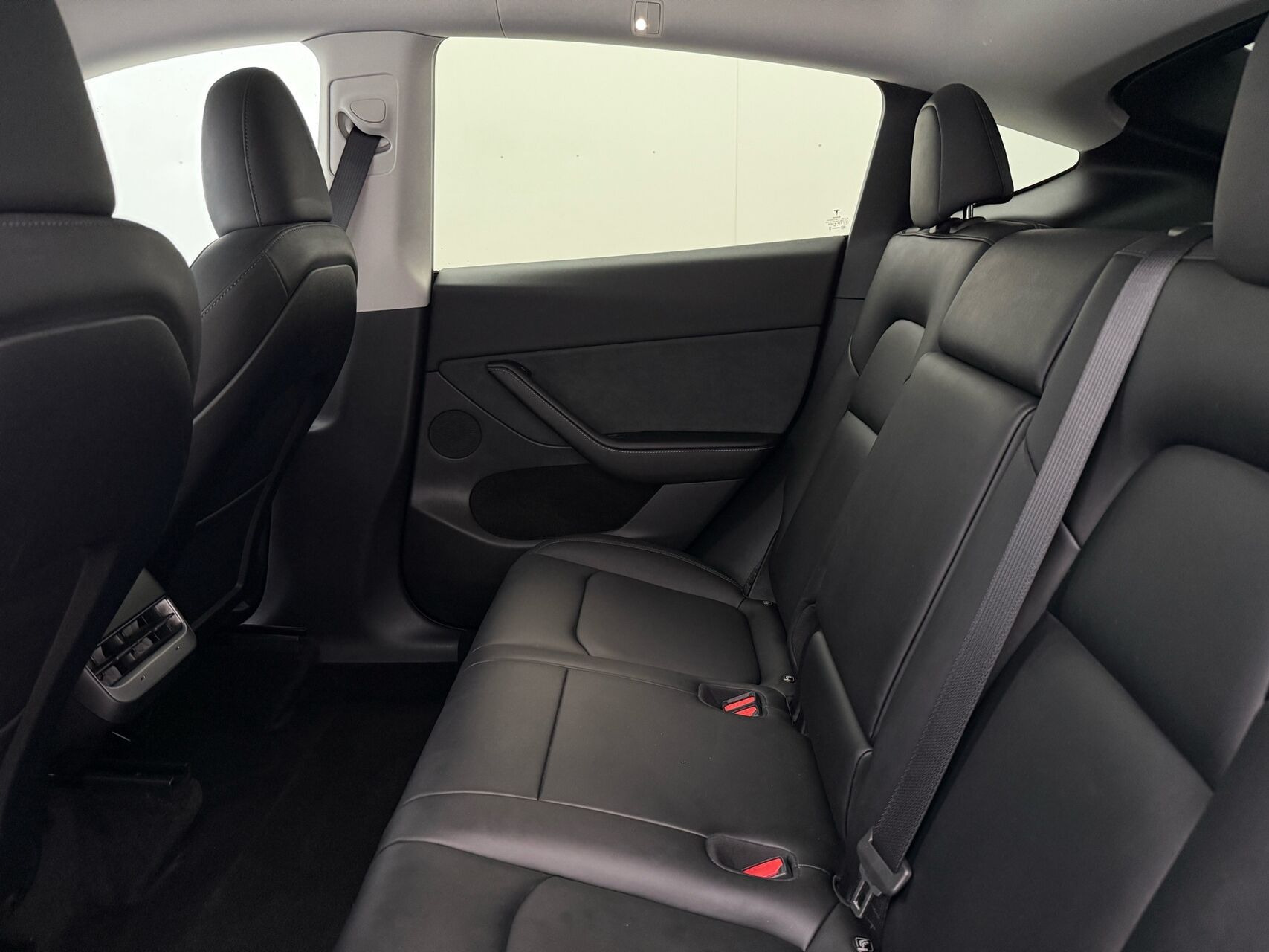 Sort Tesla Model Y fra 2023