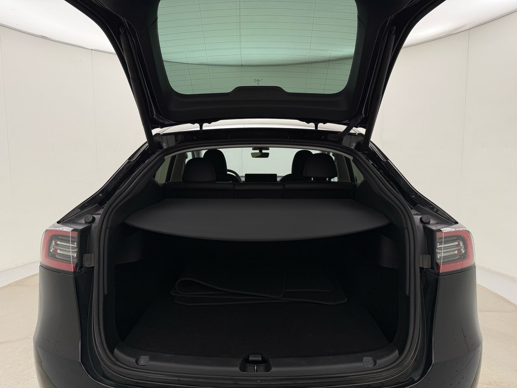 Sort Tesla Model Y fra 2023