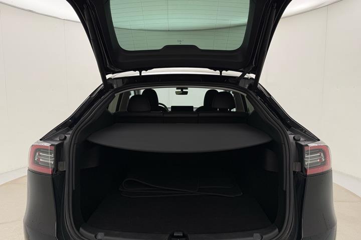 Sort Tesla Model Y fra 2023