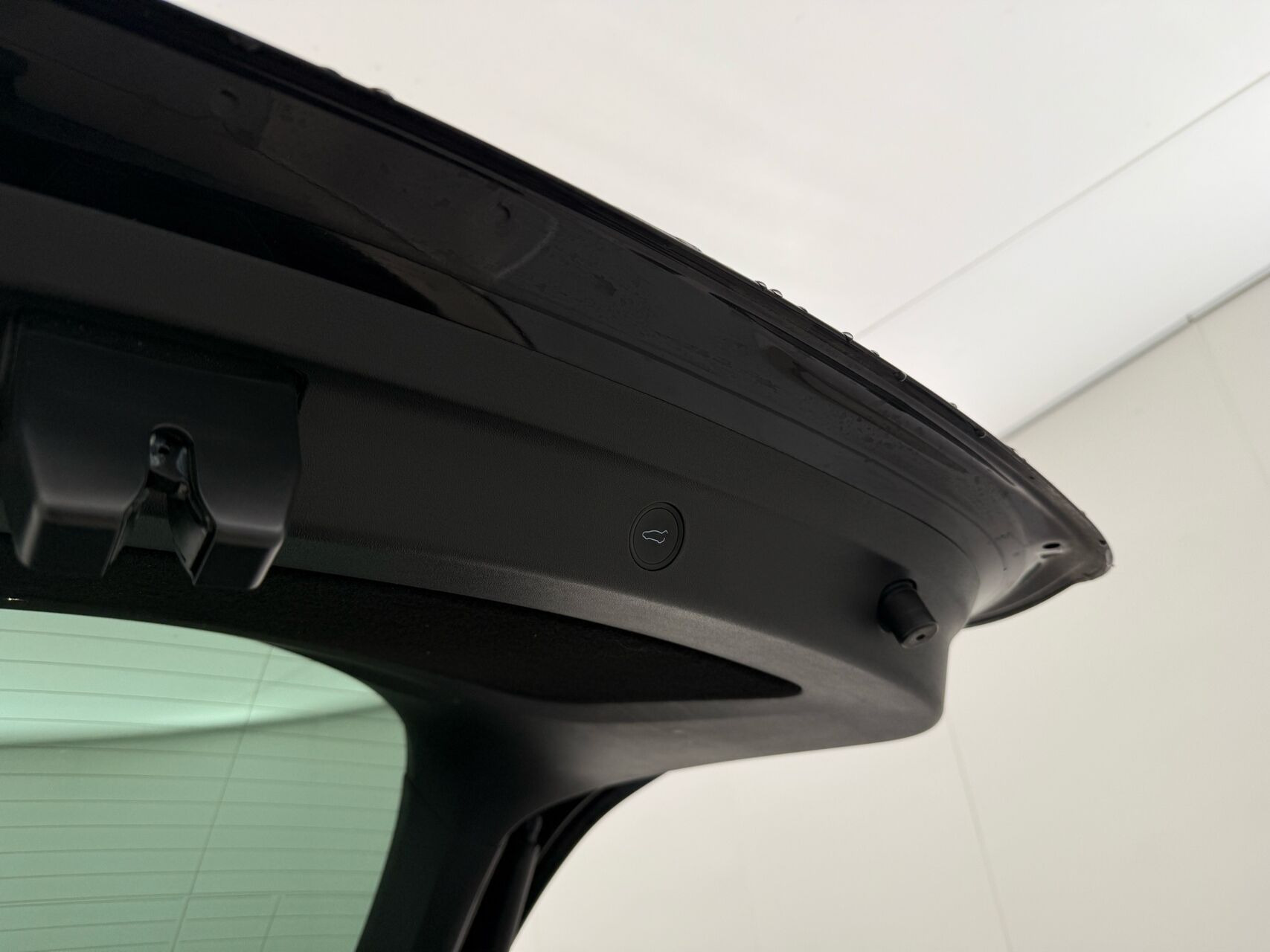 Sort Tesla Model Y fra 2023