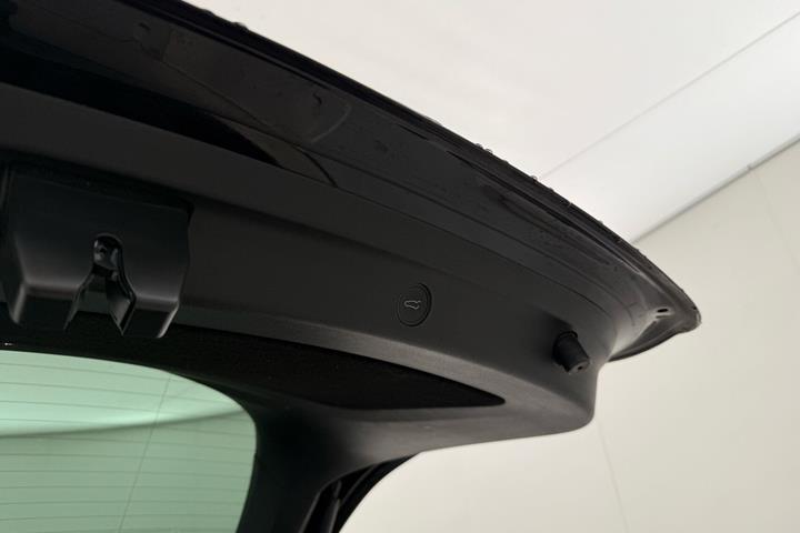 Sort Tesla Model Y fra 2023