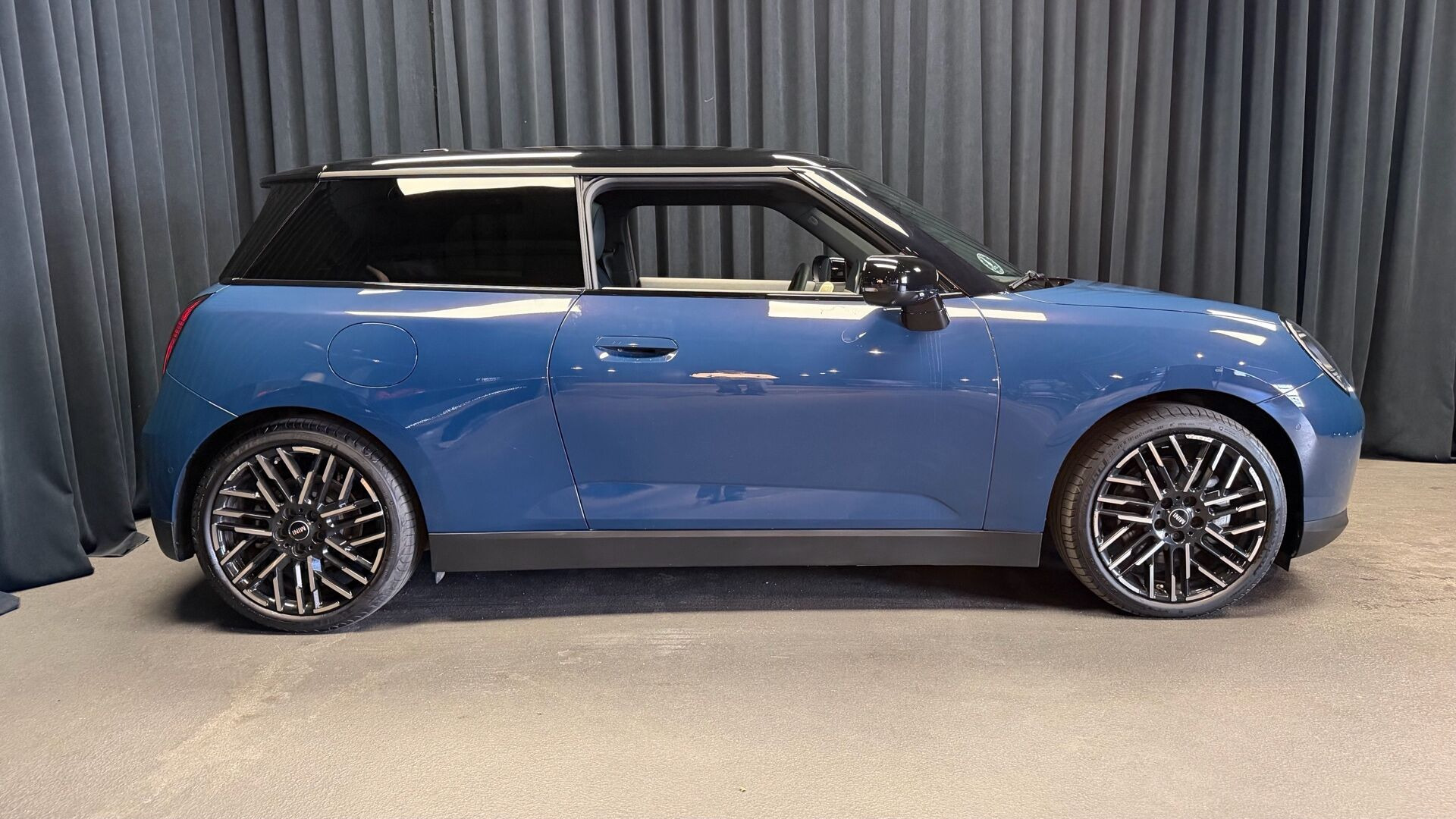 Blå Mini Cooper fra 2025