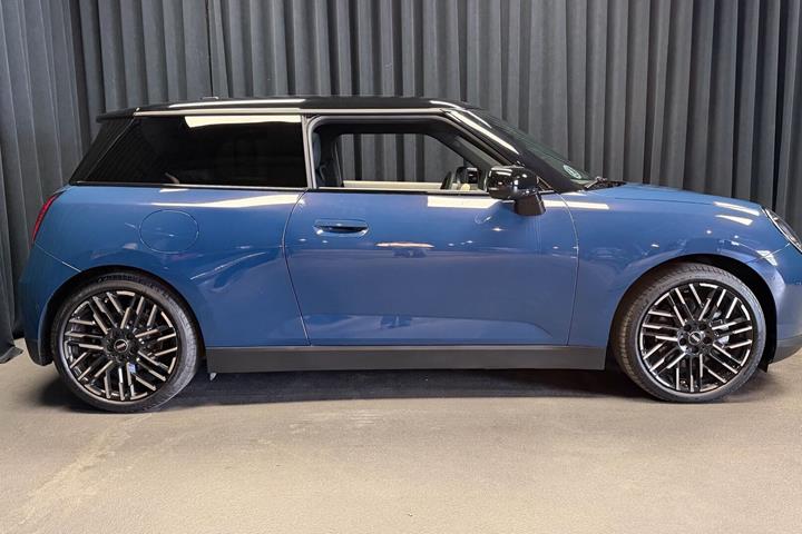 Blå Mini Cooper fra 2025