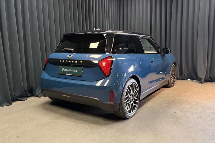 Blå Mini Cooper fra 2025