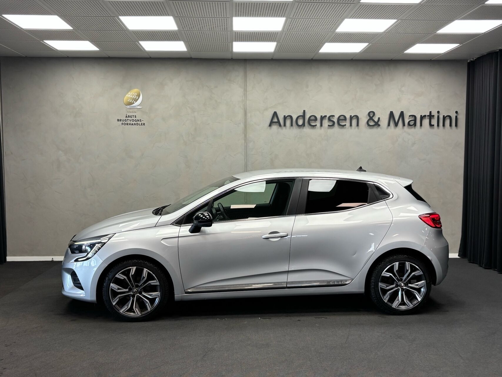 Grå Renault Clio fra 2020
