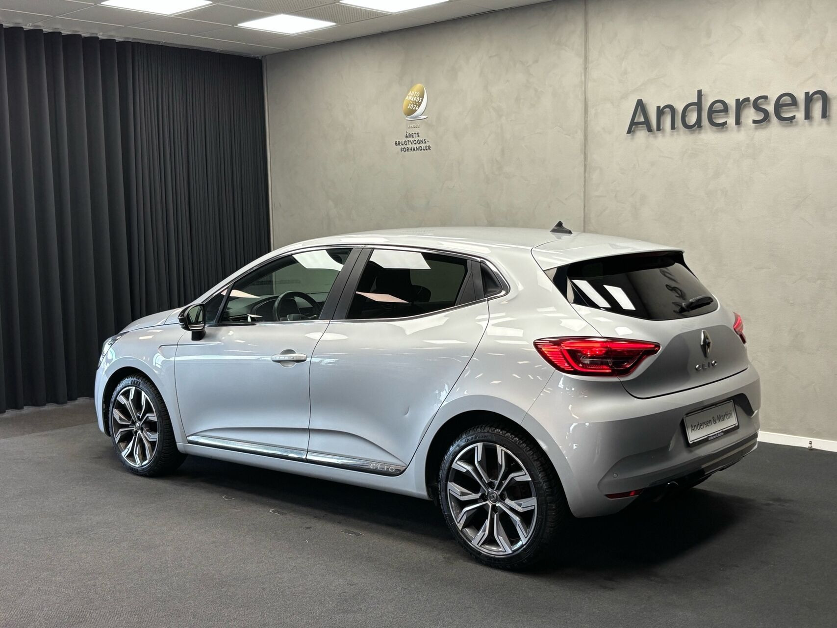 Grå Renault Clio fra 2020