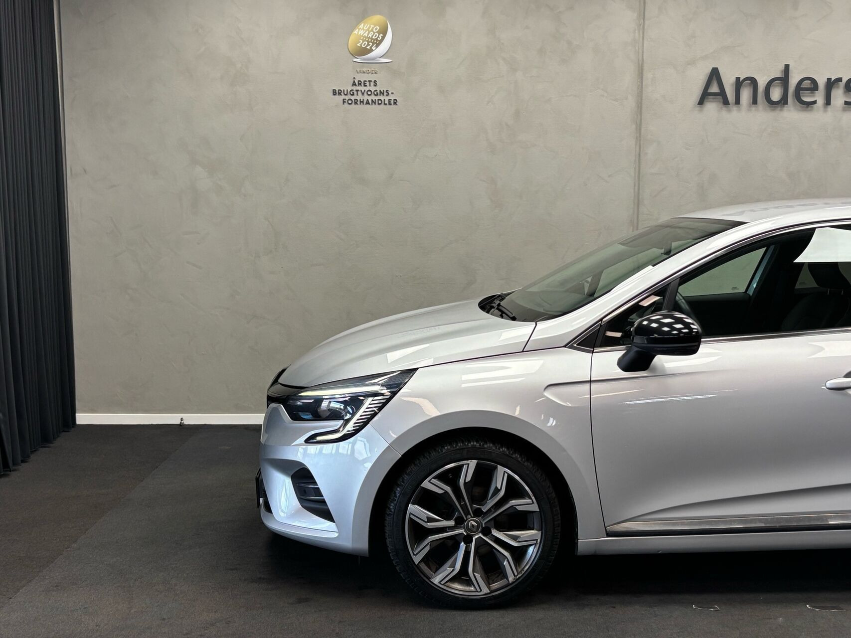 Grå Renault Clio fra 2020