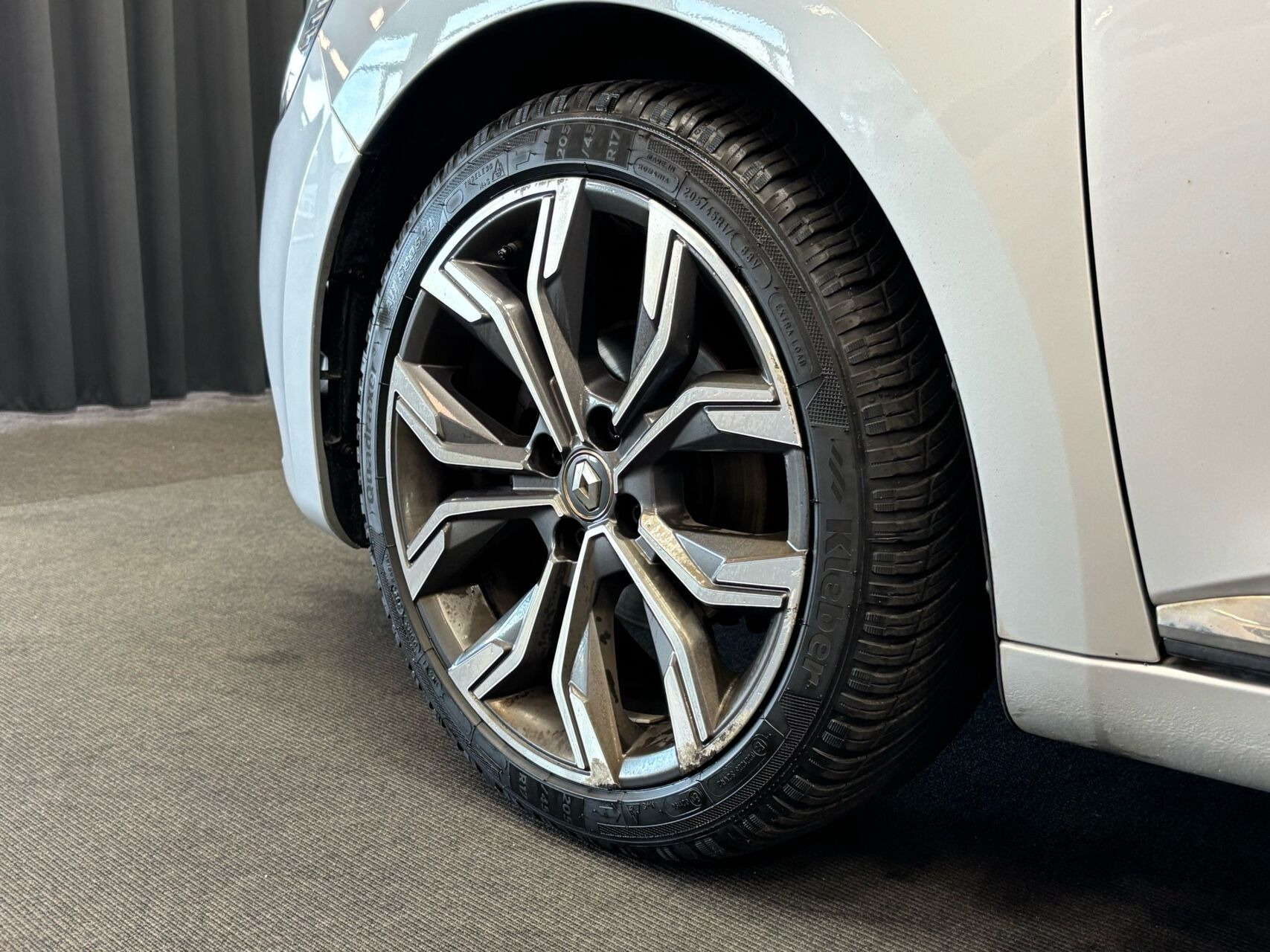 Grå Renault Clio fra 2020