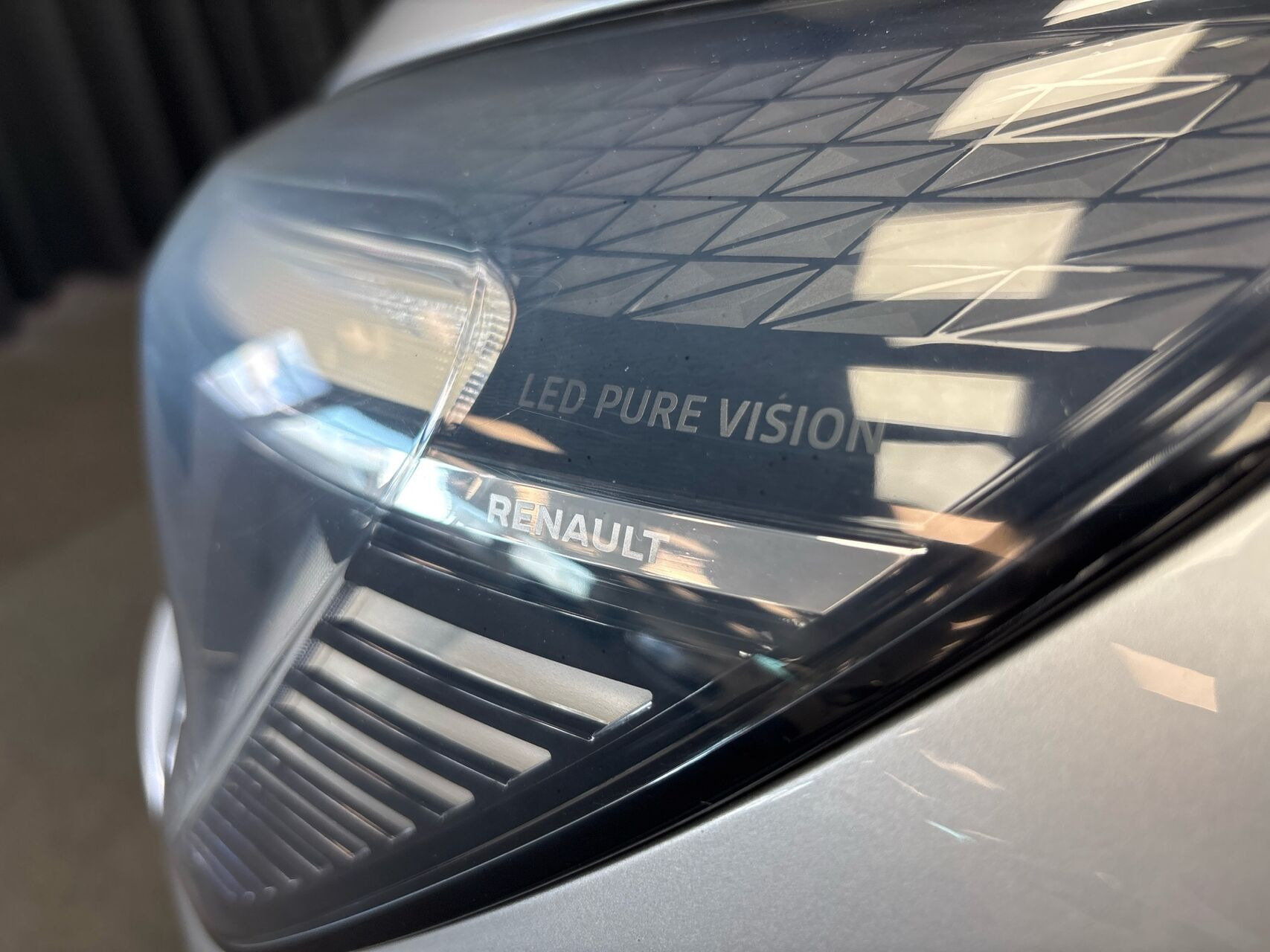 Grå Renault Clio fra 2020