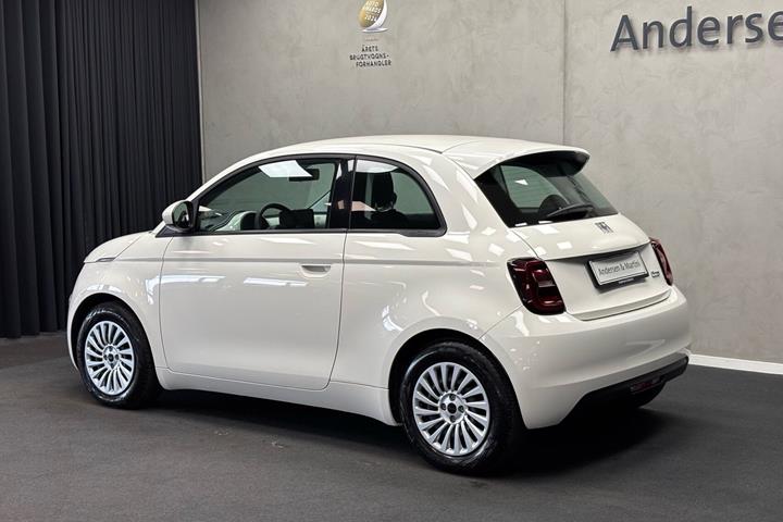 Hvid Fiat 500e fra 2023