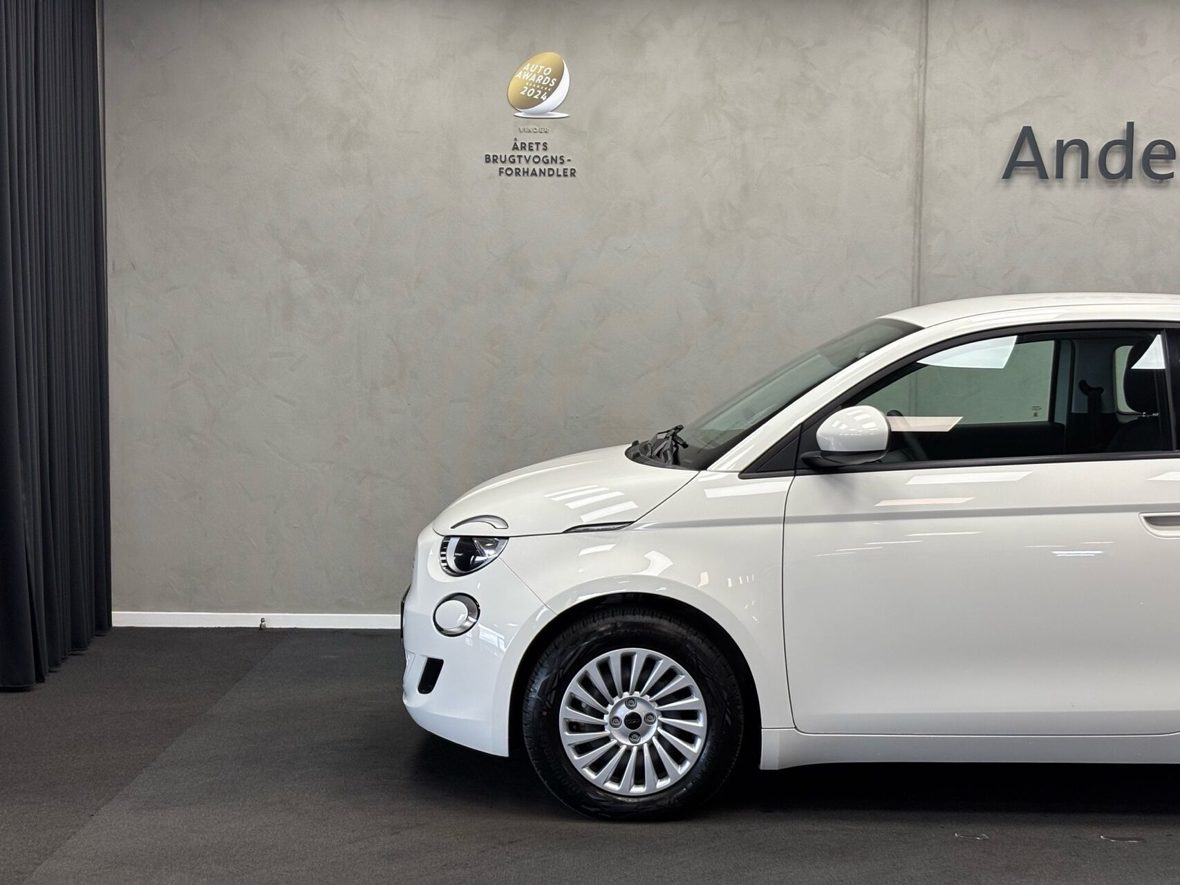 Hvid Fiat 500e fra 2023