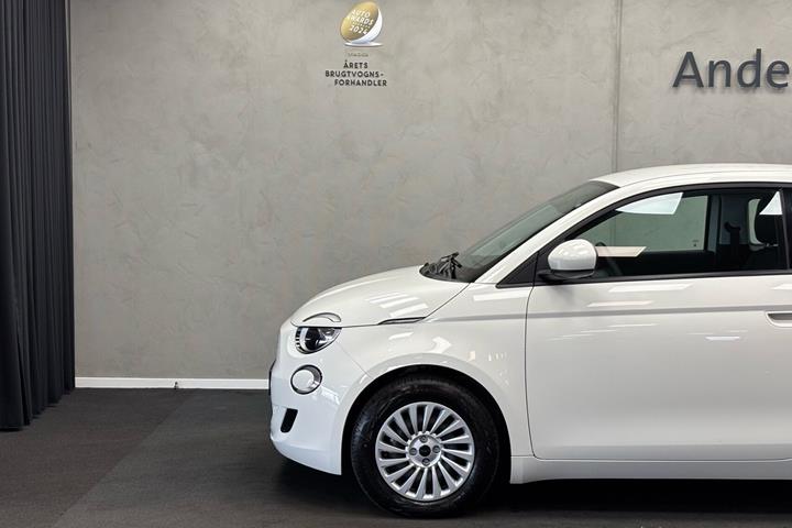 Hvid Fiat 500e fra 2023
