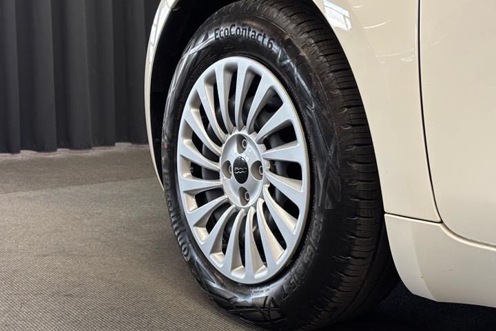 Hvid Fiat 500e fra 2023