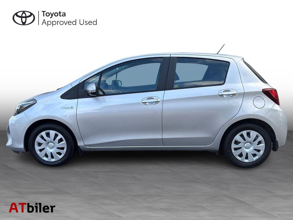 Sølv Toyota Yaris fra 2016