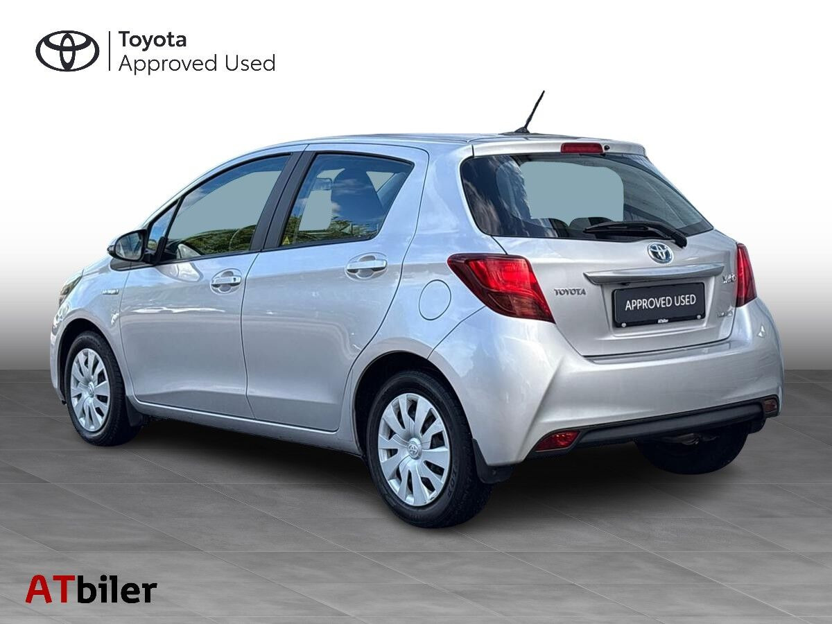 Sølv Toyota Yaris fra 2016