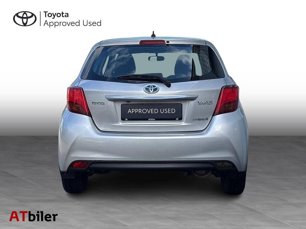 Sølv Toyota Yaris fra 2016