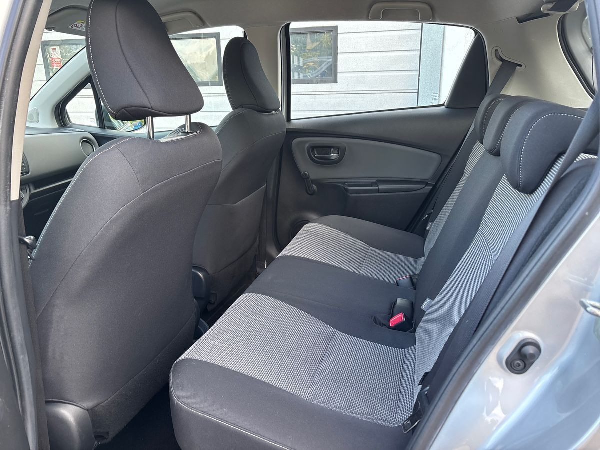 Sølv Toyota Yaris fra 2016