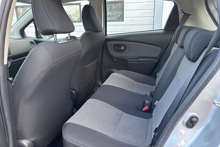 Sølv Toyota Yaris fra 2016
