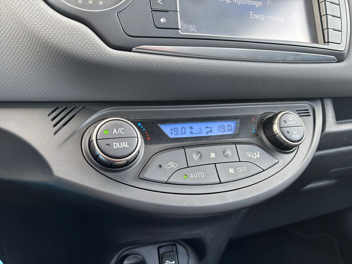 Sølv Toyota Yaris fra 2016