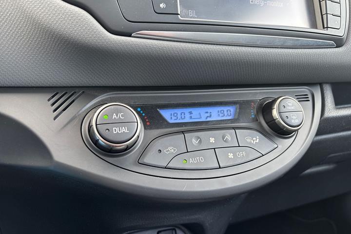Sølv Toyota Yaris fra 2016