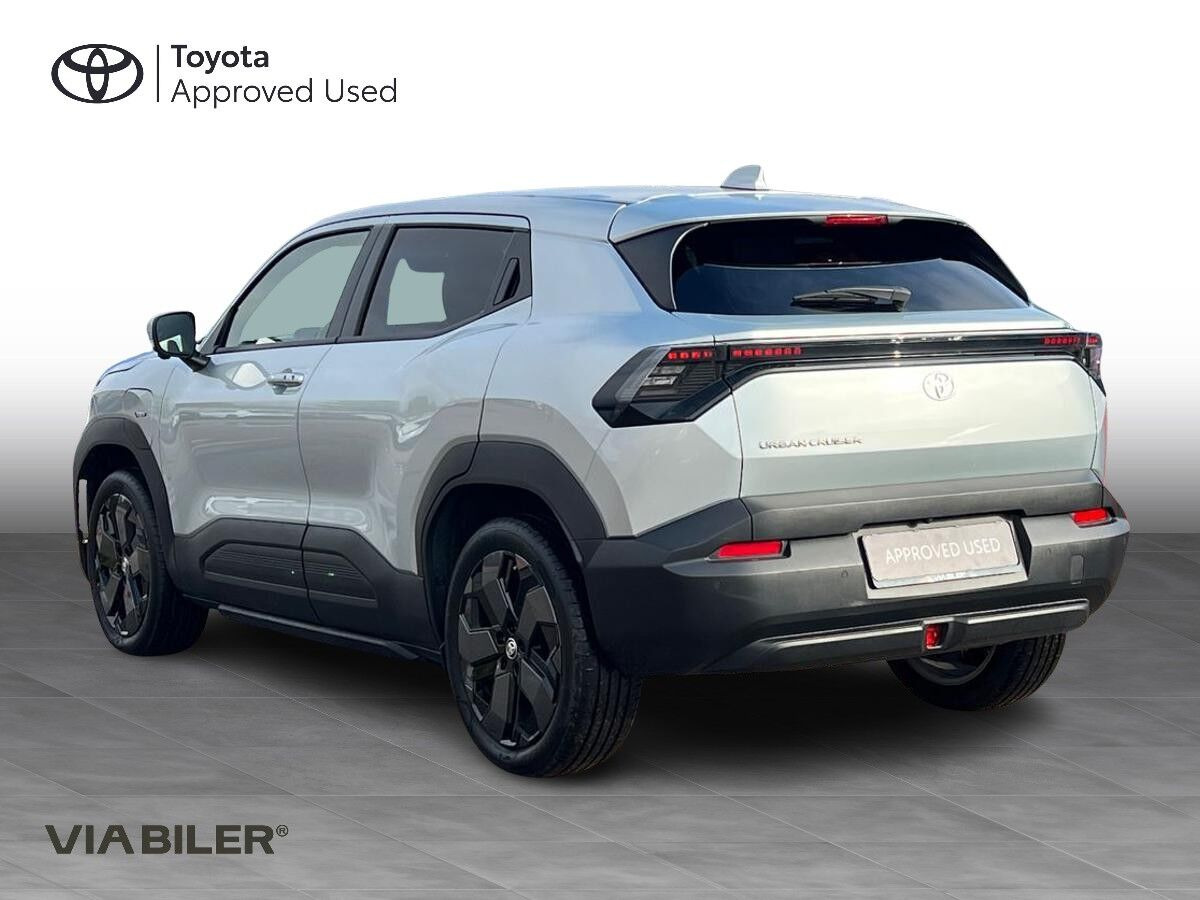 Grå Toyota Urban Cruiser fra 2026