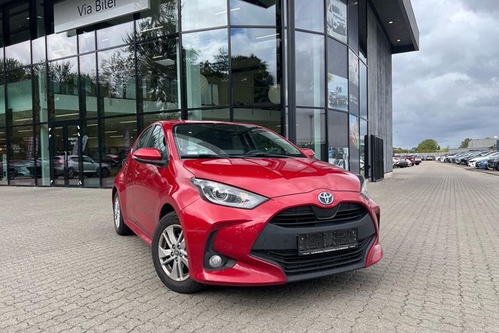 Rød Toyota Yaris fra 2022