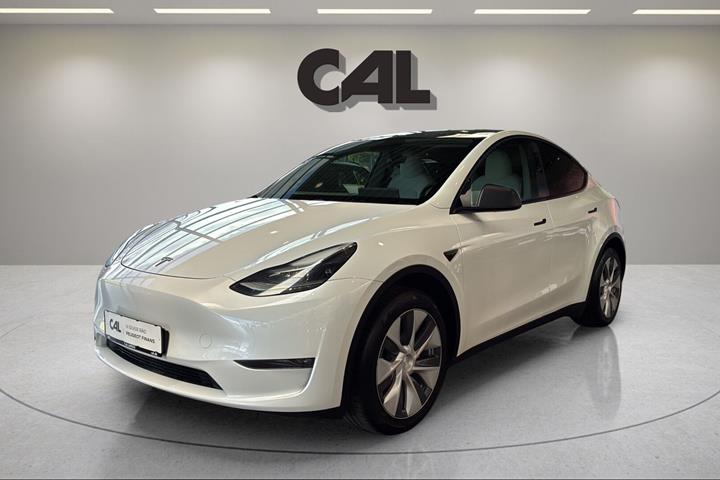 Hvid Tesla Model Y fra 2023
