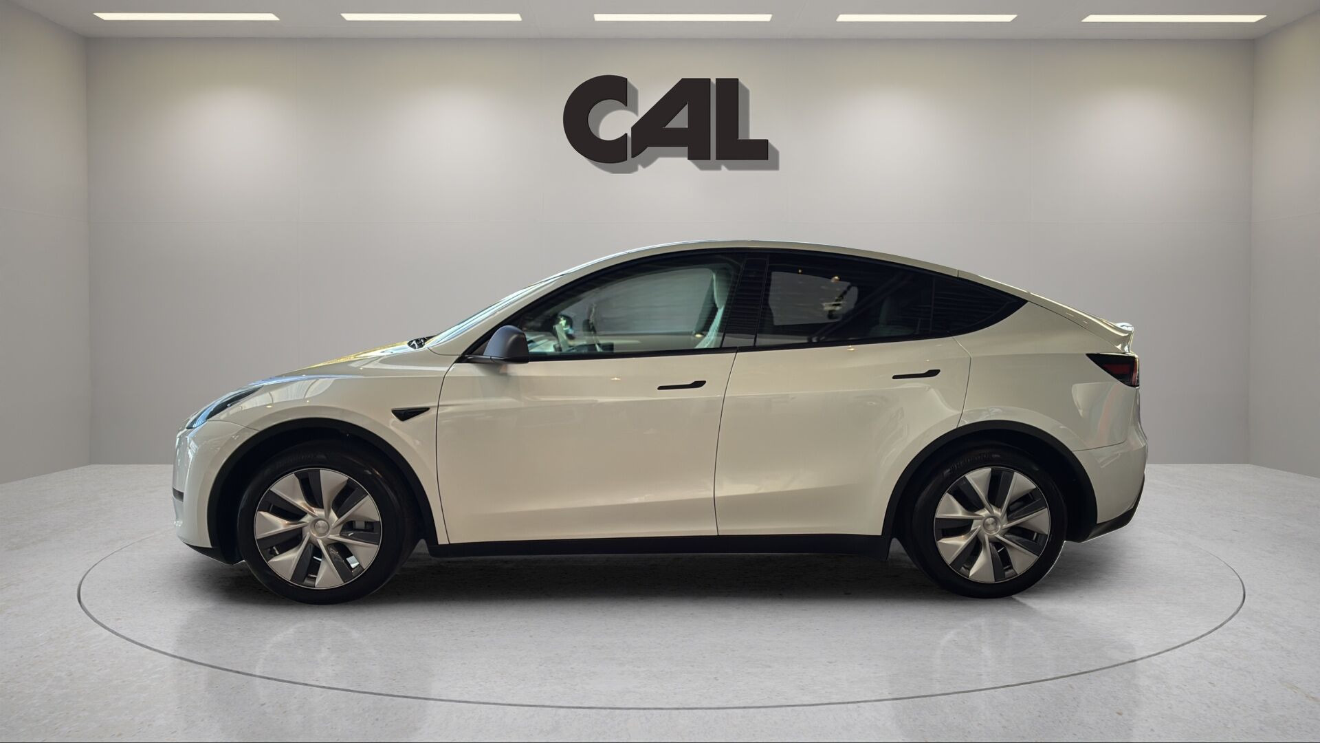 Hvid Tesla Model Y fra 2023