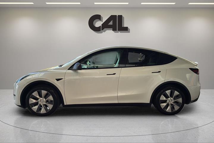 Hvid Tesla Model Y fra 2023