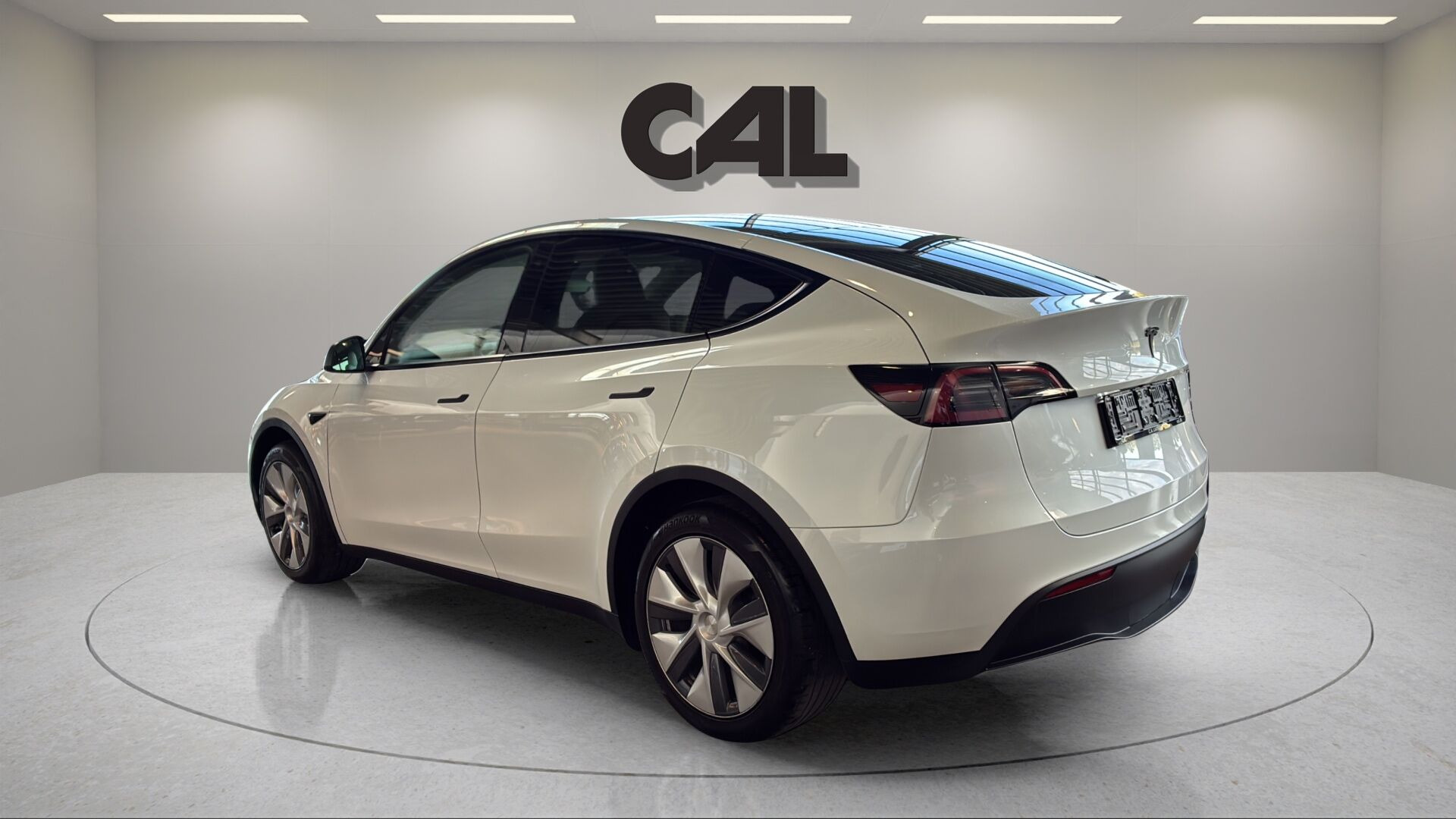 Hvid Tesla Model Y fra 2023