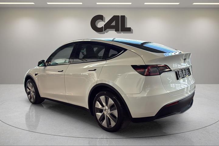 Hvid Tesla Model Y fra 2023