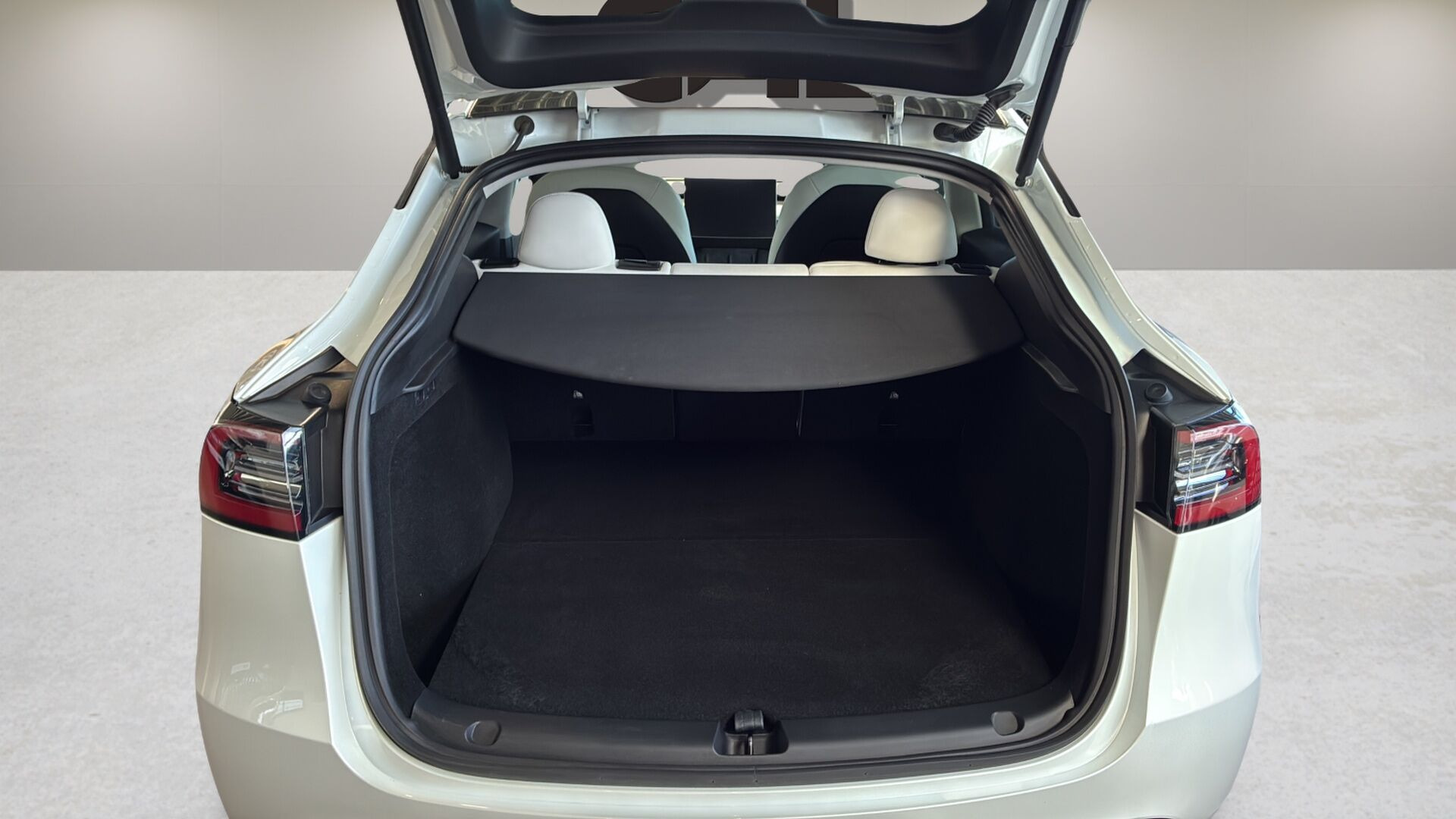 Hvid Tesla Model Y fra 2023