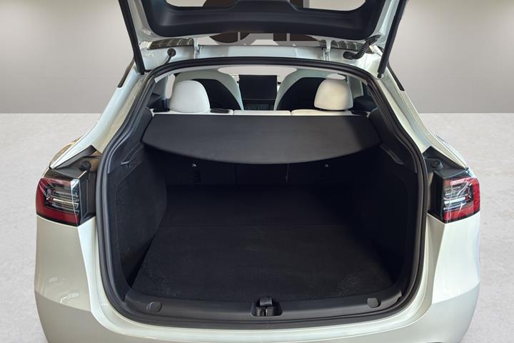 Hvid Tesla Model Y fra 2023