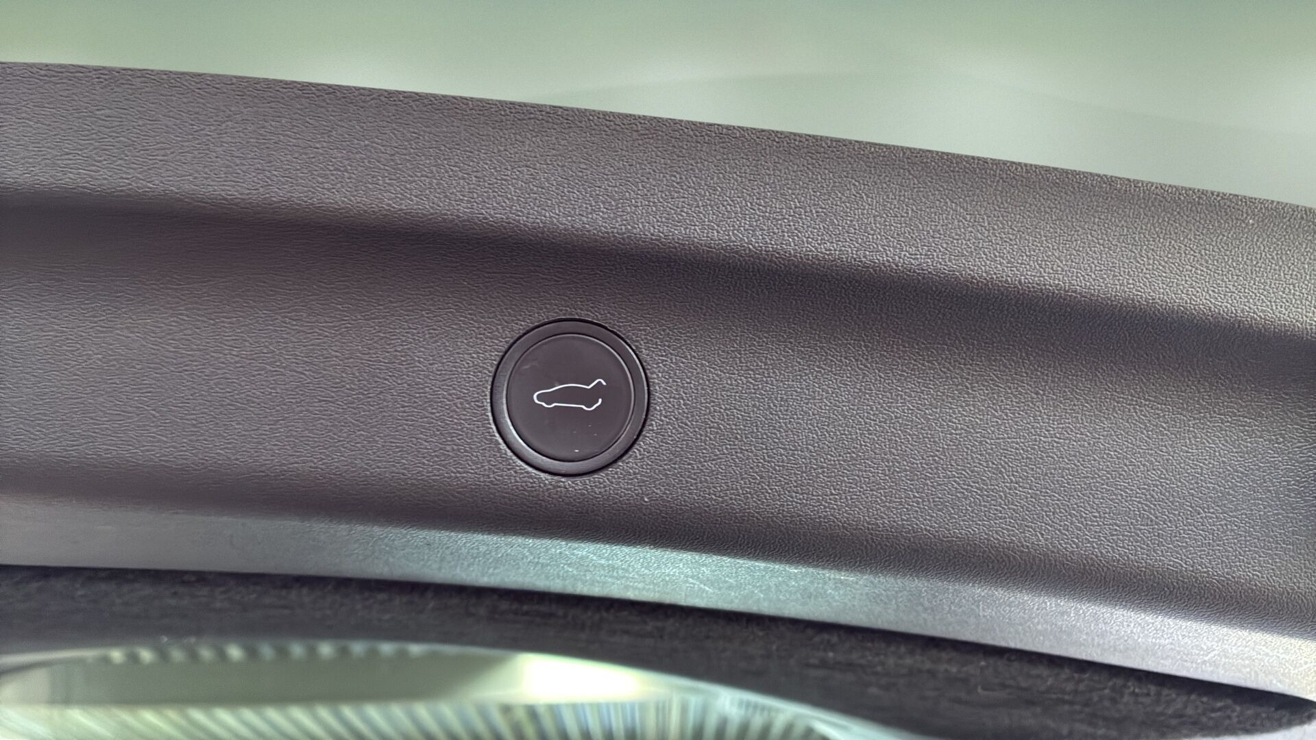 Hvid Tesla Model Y fra 2023