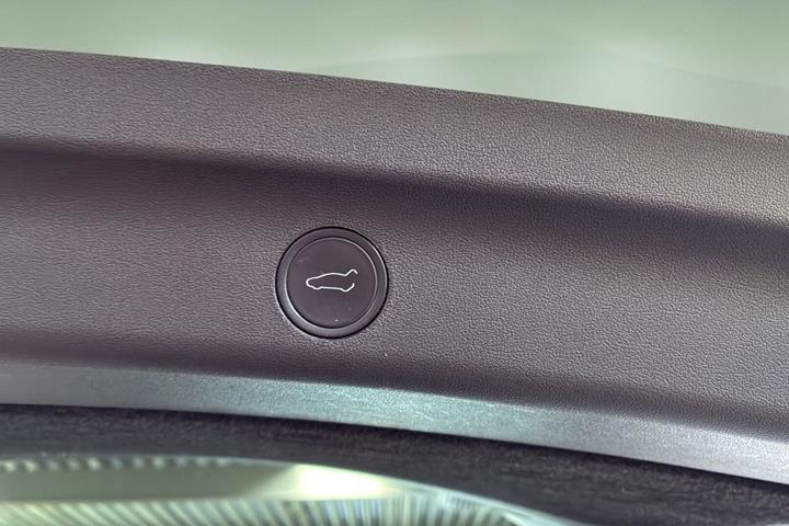 Hvid Tesla Model Y fra 2023