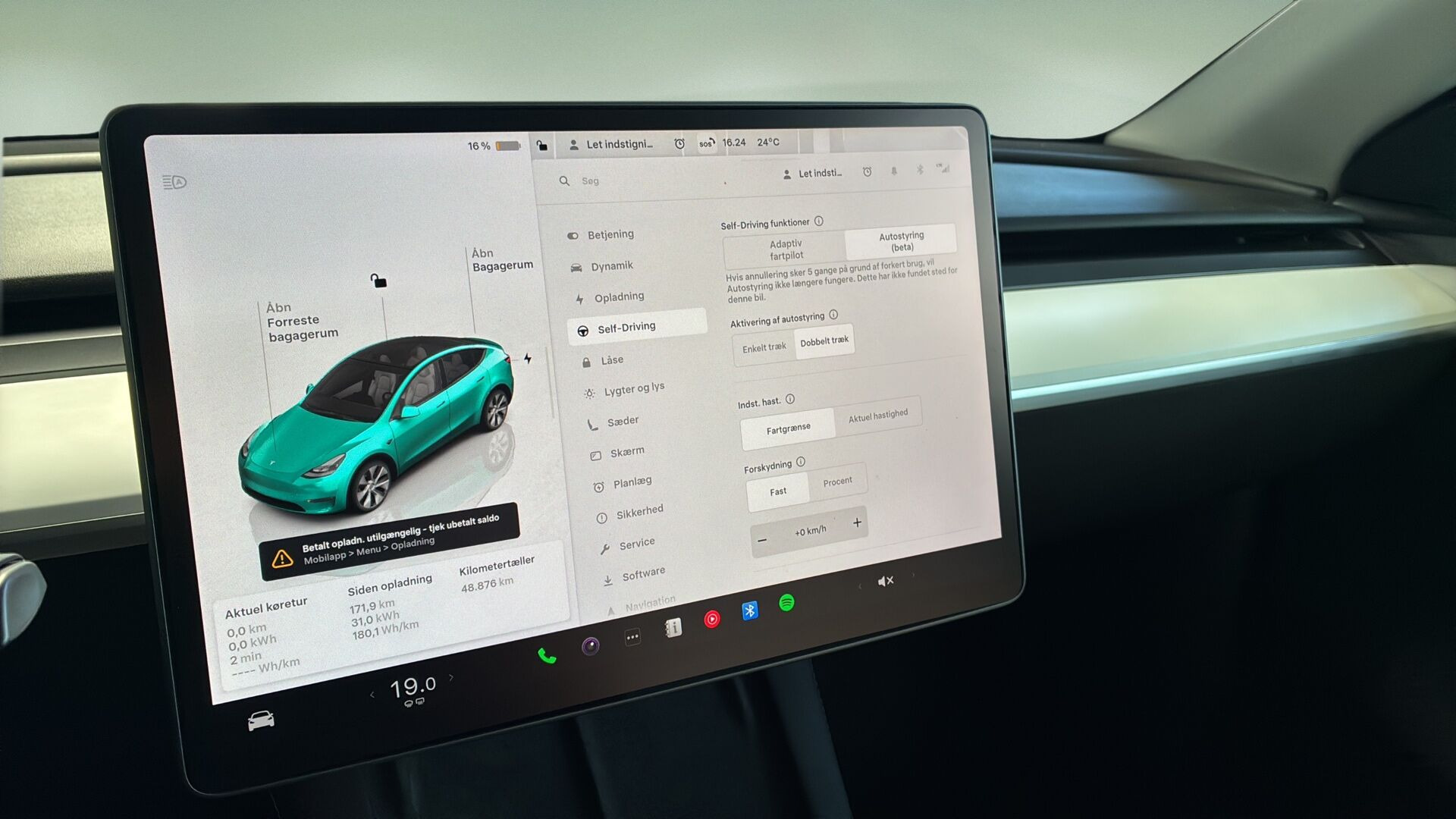 Hvid Tesla Model Y fra 2023